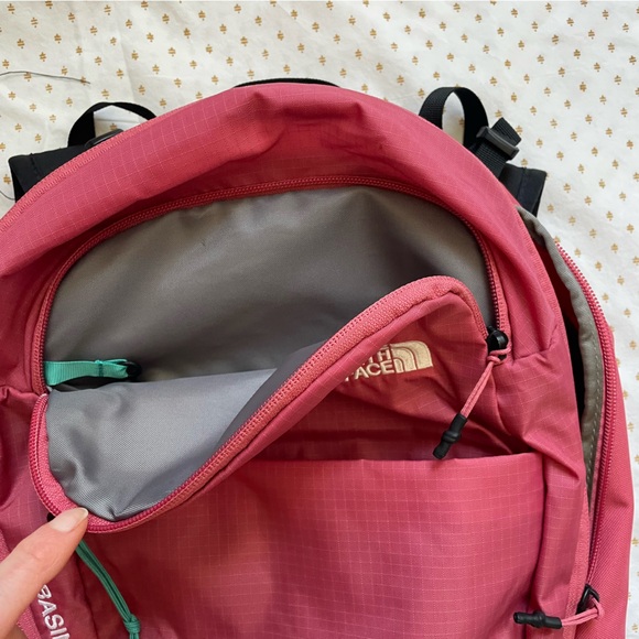 The North Face Basin 18 Backpack with integrated rainfly - Picture 5 of 7